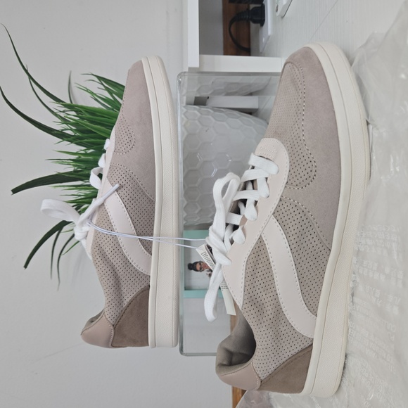 NWT Old Navy Women’s Sneakers Size 10 Neutral Beige Casual Shoes - Picture 2 of 9